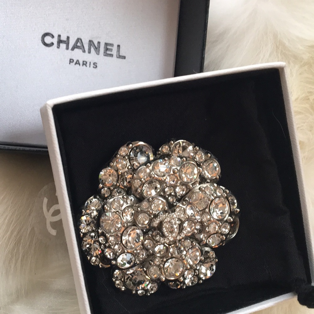 ❄️CHANEL crystal camellia brooch❄️